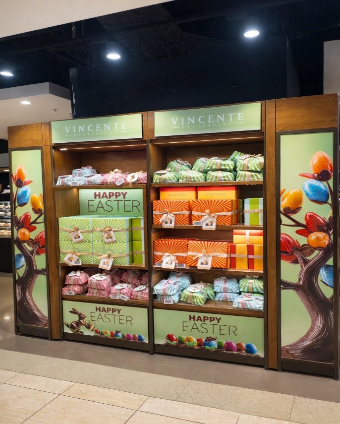 We are pleased to share that the Vincente Easter display is now featured at Rome Fiumicino Airport (FC25), in the central pillar.