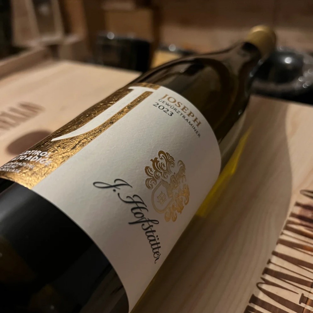 We are proud to announce that Hofstätter, our new partner, has joined the prestigious wine selection at Venice Airport!
