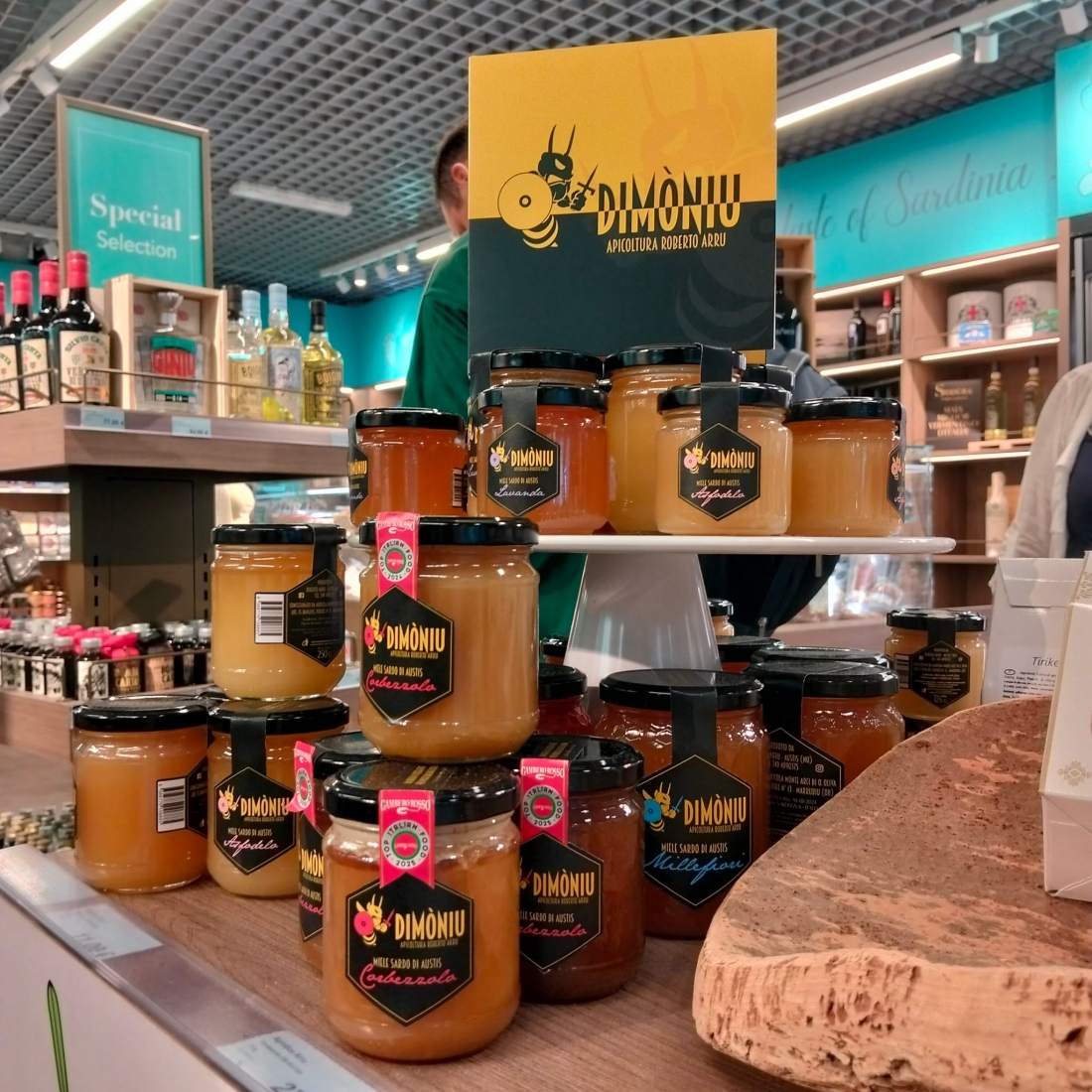 A special tasting has just taken place at Cagliari Airport with the honey of Dimòniu - Apicoltura Roberto Arru
